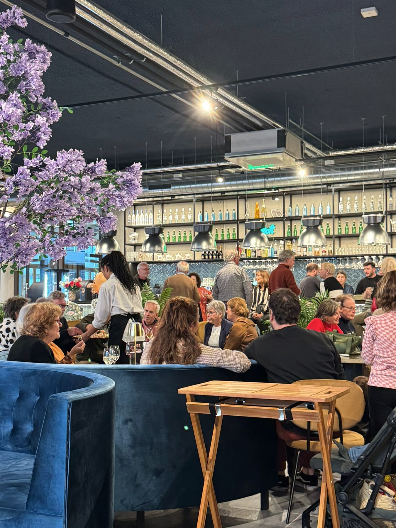 Drukke borrel aan de bar van The Scene