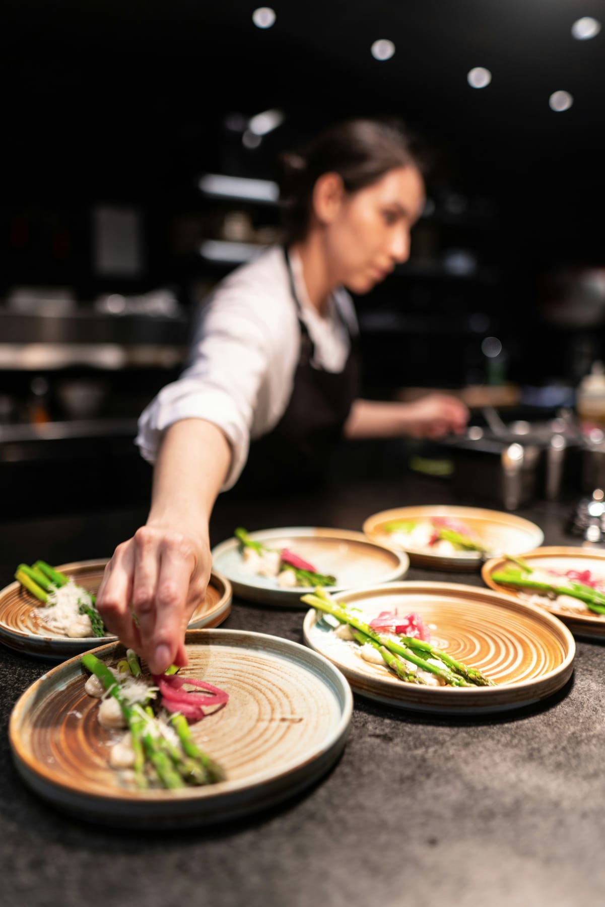 De chef aan het werk in de keuken van The Scene