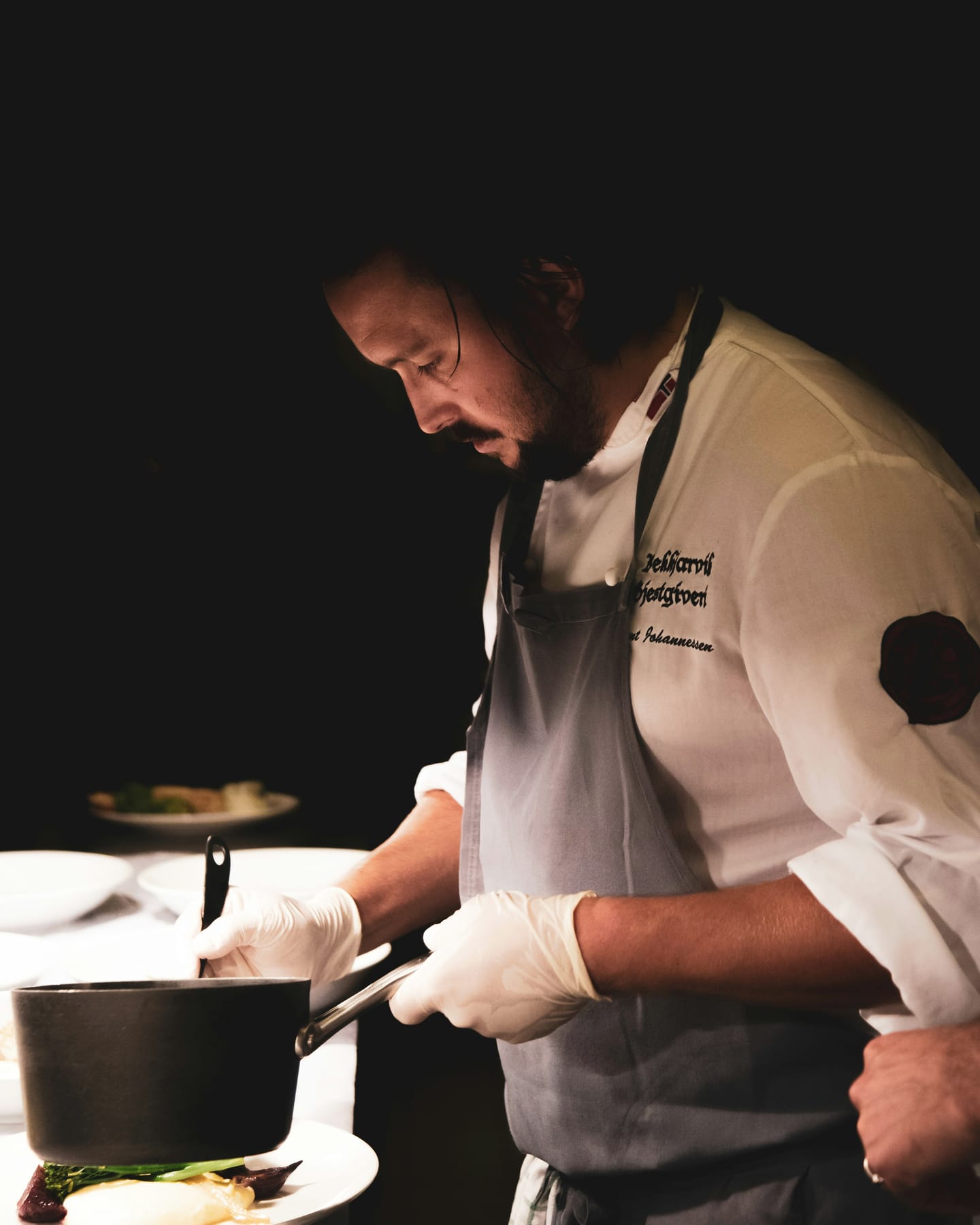 Chef aan het werk in de keuken