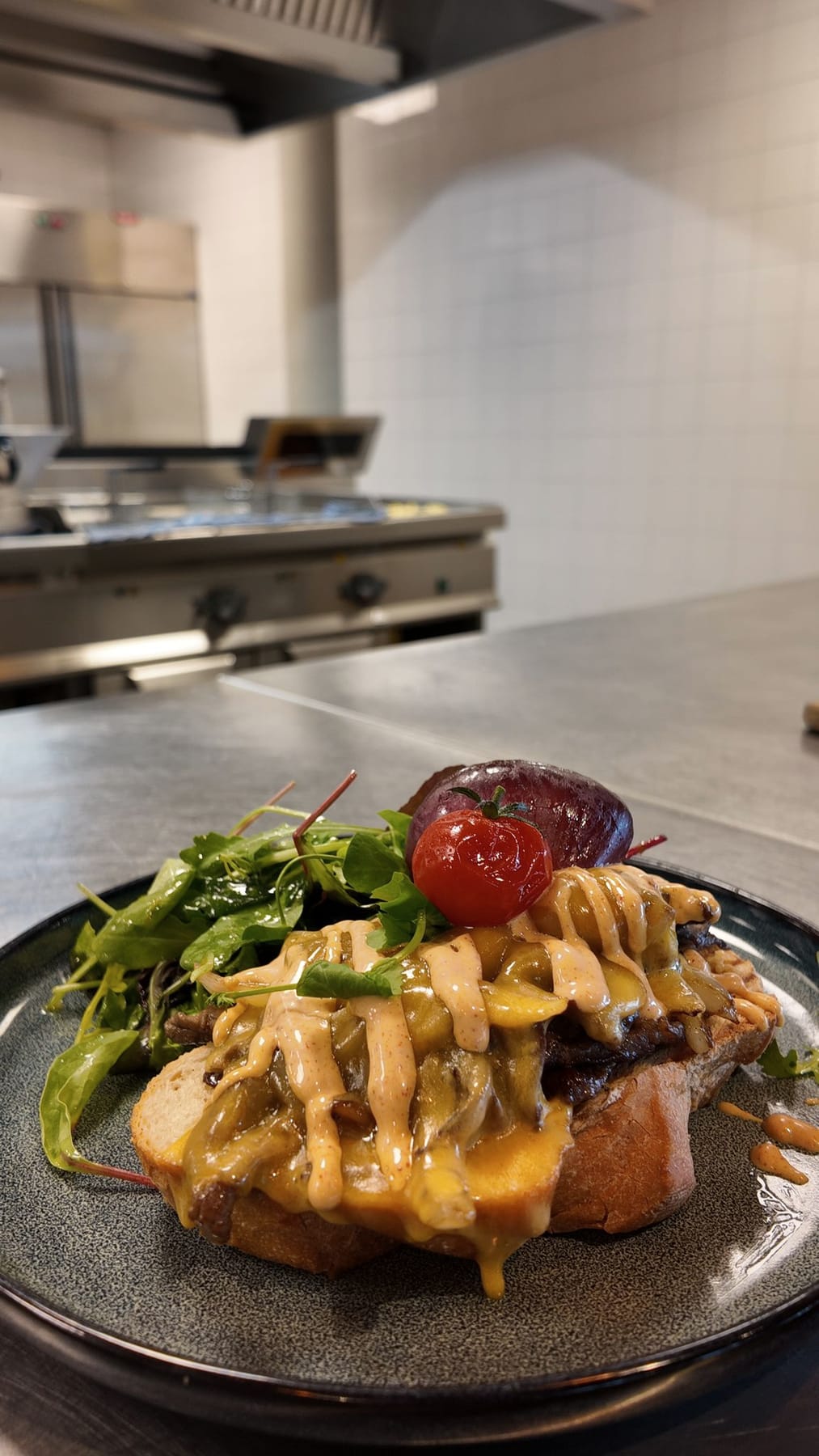 Broadway Beef: getrancheerde biefstuk met gesmolten cheddar en gebakken ui op toast