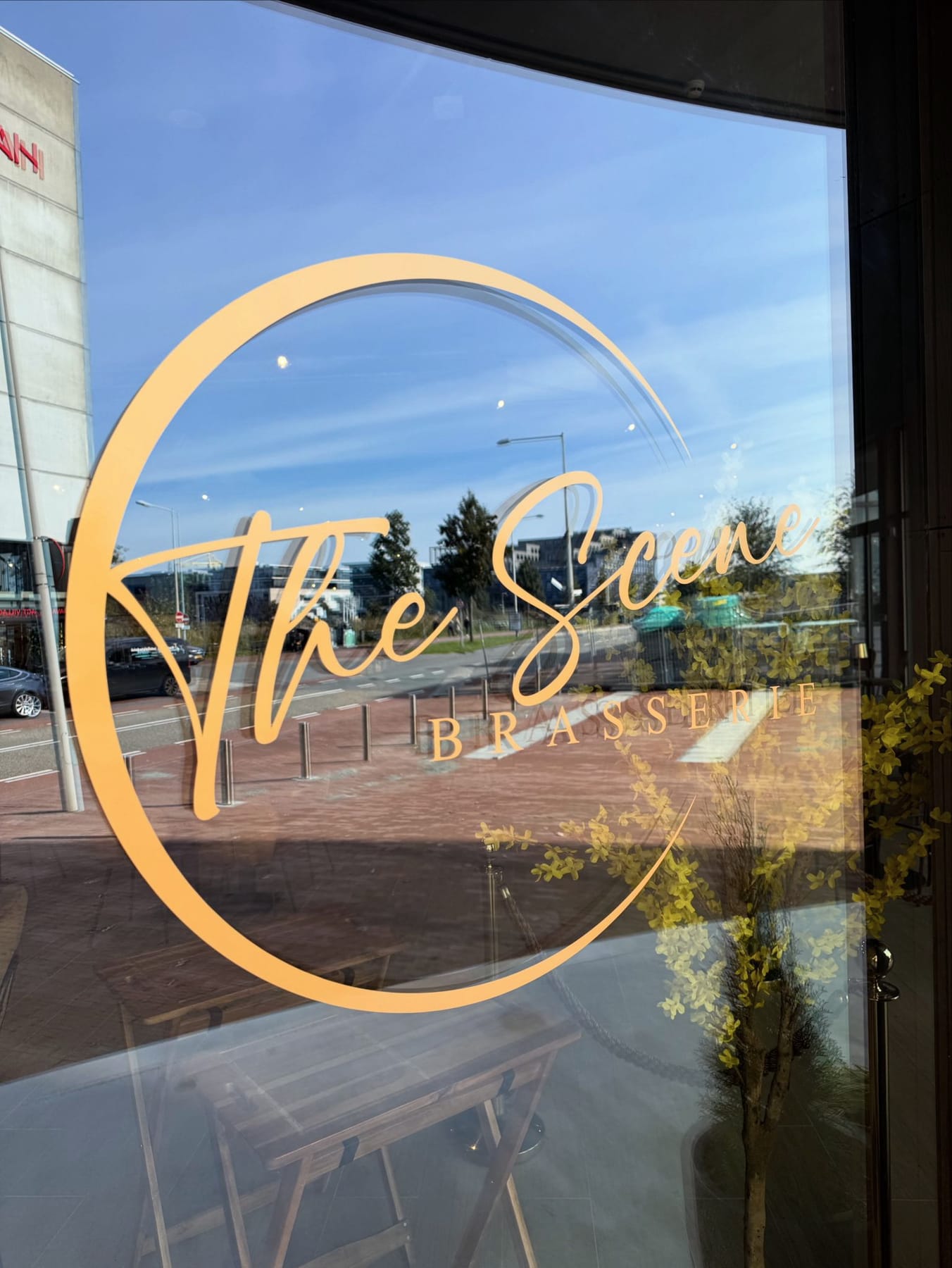 De gevel van The Scene met het logo op het glas