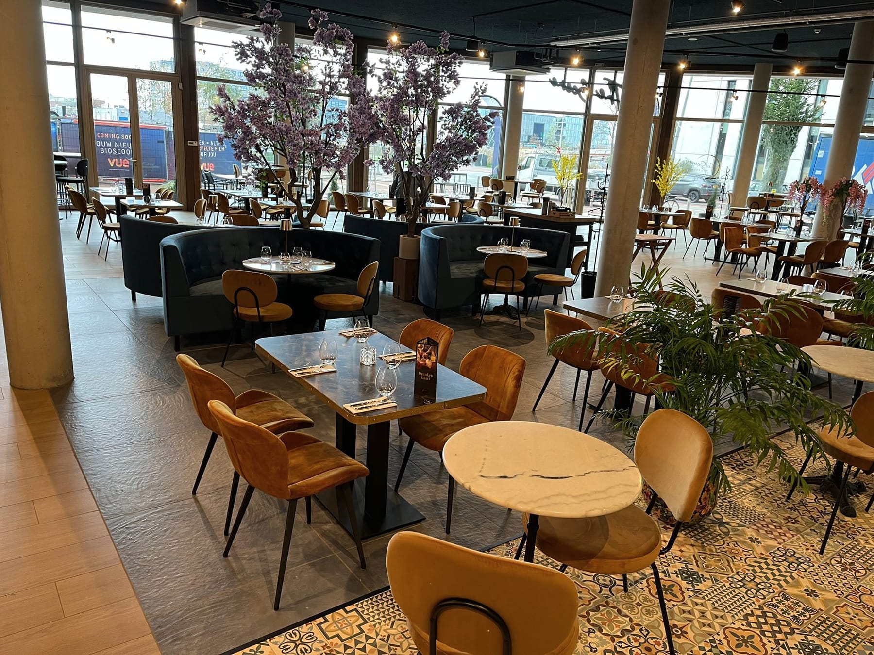 Het ruime, lichte interieur van The Scene overdag