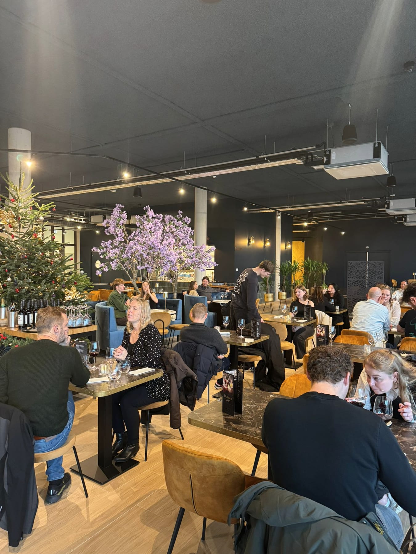 Gasten aan tafel tijdens de lunch in The Scene